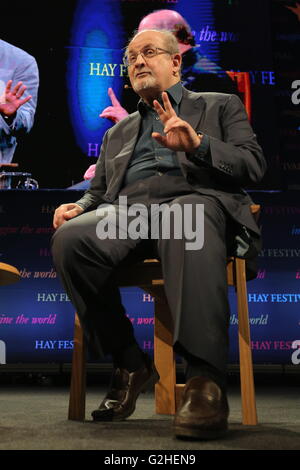 Hay on Wye, Regno Unito. Lunedì 30 Maggio 2016 Salman Rushdie Re: Festival di fieno, Hay on Wye, Galles, UK Credit: D Legakis/Alamy Live News Foto Stock