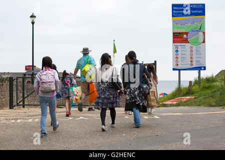 Bournemouth Dorset, Regno Unito il 30 maggio 2016. Regno Unito: meteo nuvoloso meteo su lunedì festivo, ma lo scambiatore di calore e breezier meteo, con intervalli di sole, non scoraggiare i visitatori andando per le spiagge di Bournemouth e godersi il mare. La voce per la spiaggia ad Alum Chine Credito: Carolyn Jenkins/Alamy Live News Foto Stock