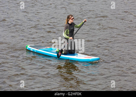 Bournemouth Dorset, Regno Unito il 30 maggio 2016. Regno Unito: meteo Paddleboarder a Boscombe su una cortina di nubi lunedì festivo Credito: Carolyn Jenkins/Alamy Live News Foto Stock