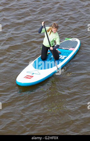 Bournemouth Dorset, Regno Unito il 30 maggio 2016. Regno Unito: meteo Paddleboarder a Boscombe su una cortina di nubi lunedì festivo Credito: Carolyn Jenkins/Alamy Live News Foto Stock