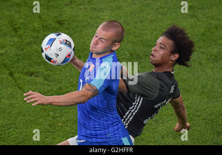 Augsburg, Germania. 29 Maggio, 2016. La Germania Leroy Sané (R) il sistema VIES per la palla con la Slovacchia di Vladimir Weiss durante la international partita di calcio tra la Germania e la Slovacchia nel WWK Arena di Augsburg, Germania, 29 maggio 2016. Foto: Peter Kneffel/dpa/Alamy Live News Foto Stock