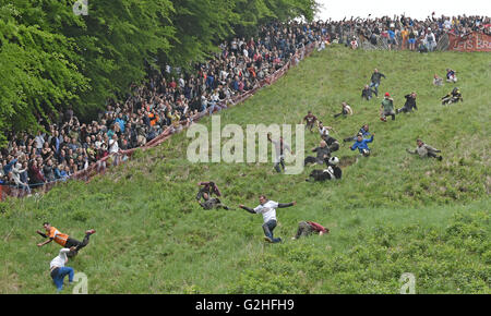 Gloucester, Regno Unito. Il 30 maggio 2016. Formaggio annuale evento di rotolamento a Coopers Hill Gloucestershire Data 30/05/2016 Ref: Credito: charlie bryan/Alamy Live News Foto Stock