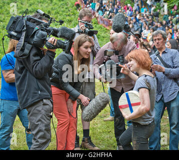 Gloucester, Regno Unito. Il 30 maggio 2016. Flo Earley vincitore della womens doppio formaggio Gloucester al formaggio annuale evento di rotolamento a Coopers Hill Gloucestershire. Data 30/05/2016 Ref: Credito: charlie bryan/Alamy Live News Foto Stock