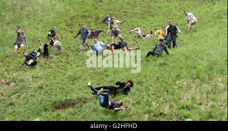 Gloucester, Regno Unito. Il 30 maggio 2016. Formaggio annuale evento di rotolamento a Coopers Hill Gloucestershire Data 30/05/2016 Ref: Credito: charlie bryan/Alamy Live News Foto Stock