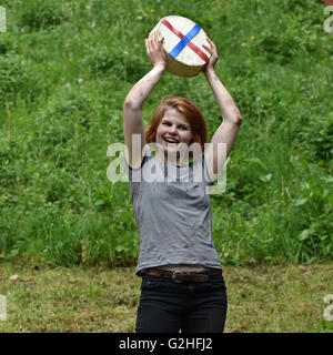 Gloucester, Regno Unito. Il 30 maggio 2016. Flo Earley vincitore della womens doppio formaggio Gloucester al formaggio annuale evento di rotolamento a Coopers Hill Gloucestershire. Data 30/05/2016 Ref: Credito: charlie bryan/Alamy Live News Foto Stock