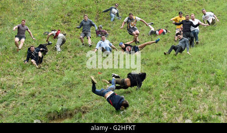 Gloucester, Regno Unito. Il 30 maggio 2016. Formaggio annuale evento di rotolamento a Coopers Hill Gloucestershire Data 30/05/2016 Ref: Credito: charlie bryan/Alamy Live News Foto Stock