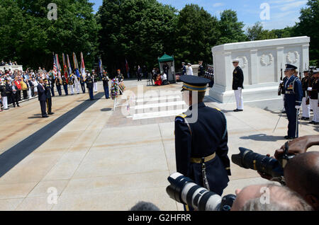 Il Presidente degli Stati Uniti Barack Obama e il Maggiore Generale Bradley A. Becker (L) partecipare alla posa di una corona presso la tomba del Milite Ignoto presso il Cimitero Nazionale di Arlington, Arlington, Virginia, del Memorial Day, 30 maggio 2016, nei pressi di Washington, DC. Obama ha reso omaggio alla nazione del servizio militare i membri che sono caduti. Credito: Mike Theiler / Pool via CNP Foto Stock