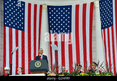 Il Presidente degli Stati Uniti Barack Obama fa commento presso l'Anfiteatro dopo la posa di una corona presso la tomba del Milite Ignoto presso il Cimitero Nazionale di Arlington, Arlington, Virginia, del Memorial Day, 30 maggio 2016, nei pressi di Washington, DC. Obama ha reso omaggio alla nazione del servizio militare i membri che sono caduti. Credito: Mike Theiler / Pool via CNP Foto Stock