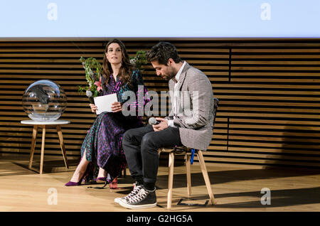 Madrid, Spagna, 30 maggio 2016. L'inaugurazione di Madrid Fashion Film Festival in Cuartel Conde Duque, Madrid, Spagna, con il giornalista Raquel Sánchez e il textil designer Juan Vidal. Credito: Enrique Davó/Alamy Live News Foto Stock