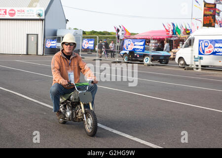 Northants, Inghilterra. 29 Maggio, 2016. Santa Pod Raceway, FIA Evento Principale Maggio 29, 2016 il round 1 della FIA/FIM Campionati Europei, l uomo nel suo pit bike rientrando ai box Credito: Jason Richardson / Alamy Live News Foto Stock