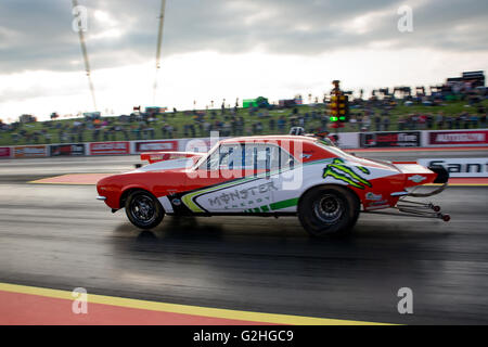 Northants, Inghilterra. 29 Maggio, 2016. Santa Pod Raceway, FIA Evento Principale Maggio 29, 2016 il round 1 della FIA/FIM Campionati Europei, trascinare vetture impegnate durante i turni elimation a Santa Pod Raceway Credito: Jason Richardson / Alamy Live News Foto Stock