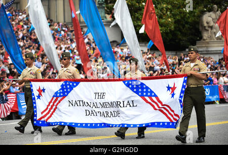 Washington, DC, Stati Uniti d'America. Il 30 maggio 2016. Le persone partecipano in un giorno memoriale della parata del Constitution Avenue a Washington, DC, Stati Uniti, 30 maggio 2016. Il Memorial Day è un Stati Uniti Federal holiday osservata sull'ultimo lunedì di maggio. Credito: Bao Dandan/Xinhua/Alamy Live News Foto Stock