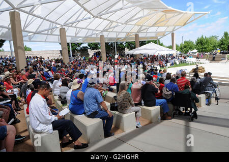 Albuquerque, NM, Stati Uniti d'America. Il 30 maggio 2016. Centinaia di persone hanno partecipato alla cerimonia presso il Nuovo Messico Veteran's Memorial in onore di veterinari. Lunedì 30 Maggio, 2016. © Jim Thompson/Albuquerque ufficiale/ZUMA filo/Alamy Live News Foto Stock