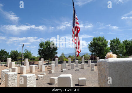Albuquerque, NM, Stati Uniti d'America. Il 30 maggio 2016. La grande bandiera era a metà del personale in prossimità del ''Amico caduti'' giardino di sculture presso il Nuovo Messico Veteran's Memorial in onore di veterinari. Lunedì 30 Maggio, 2016. © Jim Thompson/Albuquerque ufficiale/ZUMA filo/Alamy Live News Foto Stock
