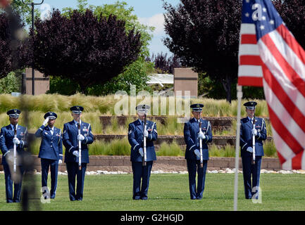 Albuquerque, NM, Stati Uniti d'America. Il 30 maggio 2016. Membri della KAFB Guardia d'onore a prepararsi per la pistola 21 omaggio al Nuovo Messico Veteran's Memorial in onore di veterinari. Lunedì 30 Maggio, 2016. © Jim Thompson/Albuquerque ufficiale/ZUMA filo/Alamy Live News Foto Stock