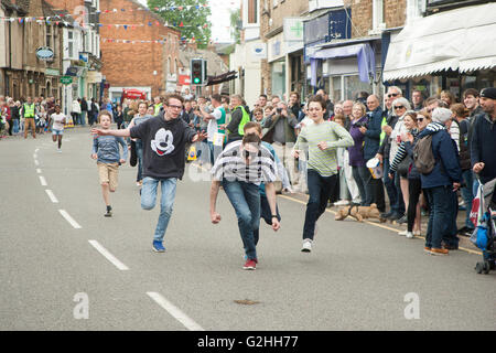 Oakham, Rutland, England, Regno Unito, 30 maggio 2016. Lunedì festivo a Oakham visto l'alto sceriffo di Rutland esercizio del suo diritto di chiamare una tonalità e grido invitando i buoni cittadini di Oakham per contribuire a fermare i criminali in fuga e i cattivi. Diverse tonalità e grida furono chiamati durante il pomeriggio. Una buona affluenza guardato il caso che è stato eseguito in main high street. Molte gare sono state eseguite nel corso del pomeriggio, dove i diversi gruppi di età inseguito dopo i criminali. Credito: Jim Harrison/Alamy Live News Foto Stock