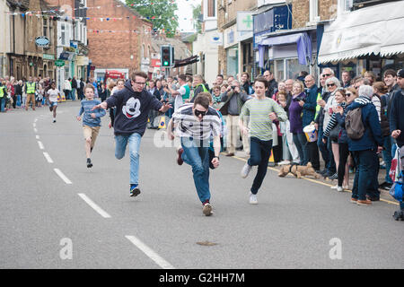 Oakham, Rutland, England, Regno Unito, 30 maggio 2016. Lunedì festivo a Oakham visto l'alto sceriffo di Rutland esercizio del suo diritto di chiamare una tonalità e grido invitando i buoni cittadini di Oakham per contribuire a fermare i criminali in fuga e i cattivi. Diverse tonalità e grida furono chiamati durante il pomeriggio. Una buona affluenza guardato il caso che è stato eseguito in main high street. Molte gare sono state eseguite nel corso del pomeriggio, dove i diversi gruppi di età inseguito dopo i criminali. Credito: Jim Harrison/Alamy Live News Foto Stock