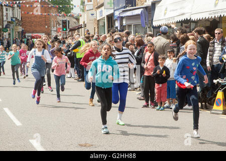 Oakham, Rutland, England, Regno Unito, 30 maggio 2016. Lunedì festivo a Oakham visto l'alto sceriffo di Rutland esercizio del suo diritto di chiamare una tonalità e grido invitando i buoni cittadini di Oakham per contribuire a fermare i criminali in fuga e i cattivi. Diverse tonalità e grida furono chiamati durante il pomeriggio. Una buona affluenza guardato il caso che è stato eseguito in main high street. Molte gare sono state eseguite nel corso del pomeriggio, dove i diversi gruppi di età inseguito dopo i criminali. Credito: Jim Harrison/Alamy Live News Foto Stock