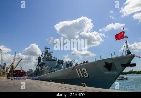 Dar Es Salaam, Tanzania. Il 30 maggio 2016. Il cinese?missile navale destroyer?Qingdao arriva a Dar es Salaam, in Tanzania, il 30 maggio 2016. Cinese di tre navi della marina militare di lunedì ancorato in corrispondenza della Tanzania Dar es Salaam porta per una quattro giorni di visita, finalizzata a condividere le esperienze con i loro omologhi della Tanzania nel modo di combattere la pirateria nell'Oceano Indiano. © Zhai Jianlan/Xinhua/Alamy Live News Foto Stock