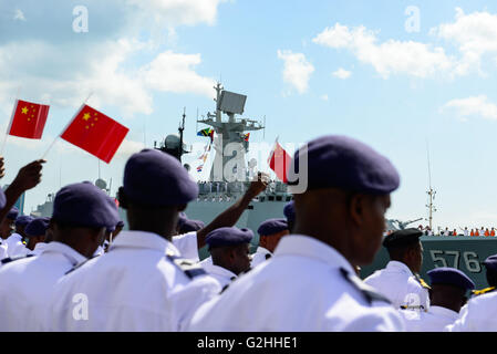 Dar Es Salaam, Tanzania. Il 30 maggio 2016. In Tanzania i funzionari della Marina benvenuti?Chinese?missile navale?frigate Daqing a Dar es Salaam, in Tanzania, il 30 maggio 2016. Cinese di tre navi della marina militare di lunedì ancorato in corrispondenza della Tanzania Dar es Salaam porta per una quattro giorni di visita, finalizzata a condividere le esperienze con i loro omologhi della Tanzania nel modo di combattere la pirateria nell'Oceano Indiano. © Zhai Jianlan/Xinhua/Alamy Live News Foto Stock