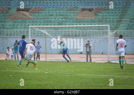 Kathmandu, Nepal. 29 Maggio, 2016. Il primo ministro 11 Vs Primo segretario 11 friendly football match prendere Dasharath Stadium, Kathmandu in Nepal. Credito: imagespic/Alamy Live News Foto Stock