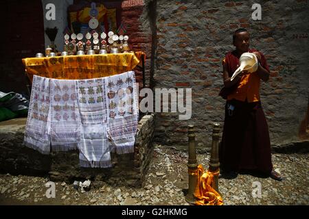 Kathmandu, Nepal. 31 Maggio, 2016. Un monaco buddista è pronta per eseguire i riti finali al venerato abate buddista Chiniya Lama, Sherab Dorje, morto all'età di 80 a Teku-basato Rama Dhoki Dhuki come da tradizione buddista a Kathmandu, Nepal Martedì, 31 maggio, 16. Secondo gli storici, Taipo Shing, un buddista cinese abate, era venuto a Kathmandu circa 200 anni fa ed è stato il principale il sacerdote e il suo discendente Sherab Dorje, più tardi aveva preso in carico il Bouddhanath Stupa ha ottenuto il titolo. © Skanda Gautam/ZUMA filo/Alamy Live News Foto Stock