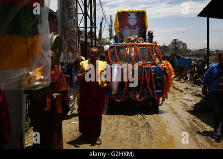 Kathmandu, Nepal. 31 Maggio, 2016. I devoti portano il corpo del venerato abate buddista Chiniya Lama, Sherab Dorje, in un veicolo che era morto all'età di 80 a Teku-basato Rama Dhoki Dhuki come da tradizione buddista a Kathmandu, Nepal Martedì, 31 maggio, 16. Secondo gli storici, Taipo Shing, un buddista cinese abate, era venuto a Kathmandu circa 200 anni fa ed è stato il principale il sacerdote e il suo discendente Sherab Dorje, più tardi aveva preso in carico il Bouddhanath Stupa ha ottenuto il titolo. © Skanda Gautam/ZUMA filo/Alamy Live News Foto Stock