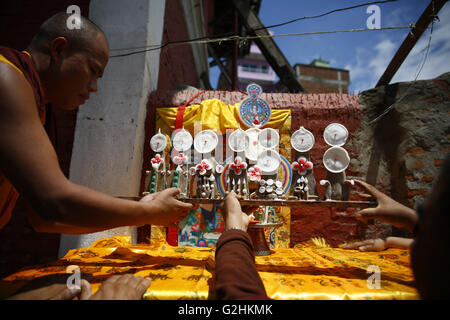 Kathmandu, Nepal. 31 Maggio, 2016. I monaci buddisti organizzare idoli prima di eseguire i riti finali al venerato abate buddista Chiniya Lama, Sherab Dorje, morto all'età di 80 a Teku-basato Rama Dhoki Dhuki come da tradizione buddista a Kathmandu, Nepal Martedì, 31 maggio, 16. Secondo gli storici, Taipo Shing, un buddista cinese abate, era venuto a Kathmandu circa 200 anni fa ed è stato il principale il sacerdote e il suo discendente Sherab Dorje, più tardi aveva preso in carico il Bouddhanath Stupa ha ottenuto il titolo. © Skanda Gautam/ZUMA filo/Alamy Live News Foto Stock