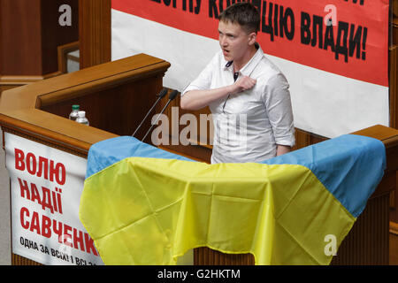 Kiev, Ucraina. 31 Maggio, 2016. Militare ucraino, legislatore del Parlamento ucraino e membro dell Assemblea Parlamentare del Consiglio d'Europa Nadiya Savchenko, rilasciato da una prigione russa settimana fa, è visto avente il suo primo discorso in Verkhovna Rada, 31 maggio 2016. L'adozione della riforma giudiziaria fatture è il compito principale della settimana di plenaria, detto Verkhovna Rada Speaker Andriy Parubiy. Credito: Sergii Kharchenko/ZUMA filo/Alamy Live News Foto Stock