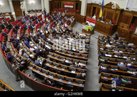 Kiev, Ucraina. 31 Maggio, 2016. Militare ucraino, legislatore del Parlamento ucraino e membro dell Assemblea Parlamentare del Consiglio d'Europa Nadiya Savchenko, rilasciato da una prigione russa settimana fa, è visto avente il suo primo discorso in Verkhovna Rada, 31 maggio 2016. L'adozione della riforma giudiziaria fatture è il compito principale della settimana di plenaria, detto Verkhovna Rada Speaker Andriy Parubiy. Credito: Sergii Kharchenko/ZUMA filo/Alamy Live News Foto Stock