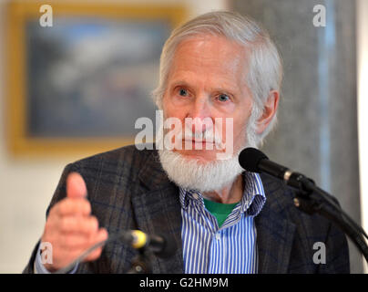 Berlino, Germania. Xv Apr, 2013. Rupert Neudeck (L), presidente della organizzazione di aiuti caschi verdi, prende parte a una conferenza stampa a Berlino, Germania, 15 aprile 2013. Le operazioni umanitarie in siriano da parte delle organizzazioni umanitarie è in corso di discussione. Foto: BRITTA PEDERSEN | in tutto il mondo di utilizzo/dpa/Alamy Live News Foto Stock