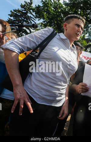 Kiev, Ucraina. 31 Maggio, 2016. Vice Nadiya Savchenko terrà il suo primo giorno di lavoro in seno al parlamento ucraino dopo che essa è stata rilasciata da una prigione russa a maggio, 25, 2016. Credito: Oleksandr Khomenko/Pacific Press/Alamy Live News Foto Stock