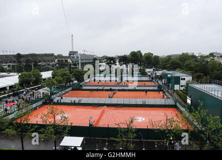 Parigi. 31 Maggio, 2016. Foto scattata il 31 Maggio 2016 mostra una vista generale dei giudici dopo la pioggia cade a Roland Garros durante 2016 Open di Francia di tennis nel torneo di Parigi, Francia. Heavy Rain ha provocato ulteriori ritardi all'aperto francese rispetto a prima. Credito: Han Yan/Xinhua/Alamy Live News Foto Stock