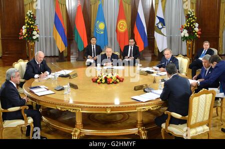 Astana (Kazakhstan). 31 Maggio, 2016. I leader di Stati membri dell'ex Unione Sovietica durante l'Unione Economica Eurasiatica vertice annuale Consiglio Supremo incontro Maggio 31, 2016 in Astana (Kazakhstan). Da sinistra: il presidente armeno Serzh Sarkissian, il Presidente bielorusso Alexander Lukashenko, Kazakistan il presidente Nursultan Nazarbayev, presidente della Russia Vladimir Putin, il Kirghizistan Presidente Almazbek Atambayev e presidente di Economica Eurasiatica Commissione Tigran Sarkisian. Credito: Planetpix/Alamy Live News Foto Stock