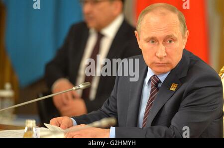 Astana (Kazakhstan). 31 Maggio, 2016. Il Presidente della Russia Vladimir Putin durante l'Unione Economica Eurasiatica vertice annuale Consiglio Supremo incontro Maggio 31, 2016 in Astana (Kazakhstan). Credito: Planetpix/Alamy Live News Foto Stock