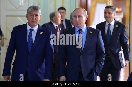 Astana (Kazakhstan). 31 Maggio, 2016. Il Presidente della Russia Vladimir Putin passeggiate con il Kirghizistan Presidente Almazbek Atambayev durante l'Unione Economica Eurasiatica vertice annuale riunione Maggio 31, 2016 in Astana (Kazakhstan). Credito: Planetpix/Alamy Live News Foto Stock