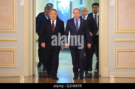 Astana (Kazakhstan). 31 Maggio, 2016. Il Presidente della Russia Vladimir Putin le passeggiate con il Kazakistan il presidente Nursultan Nazarbayev nel corso di un incontro bilaterale a margine dell'Unione Economica Eurasiatica vertice annuale riunione Maggio 31, 2016 in Astana (Kazakhstan). Credito: Planetpix/Alamy Live News Foto Stock