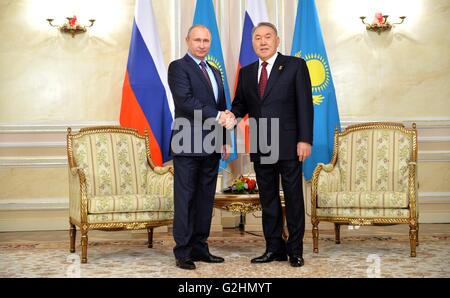 Astana (Kazakhstan). 31 Maggio, 2016. Il Presidente della Russia Vladimir Putin saluta il Kazakistan Presidente Nursultan Nazarbayev nel corso di un incontro bilaterale a margine dell'Unione Economica Eurasiatica vertice annuale riunione Maggio 31, 2016 in Astana (Kazakhstan). Credito: Planetpix/Alamy Live News Foto Stock