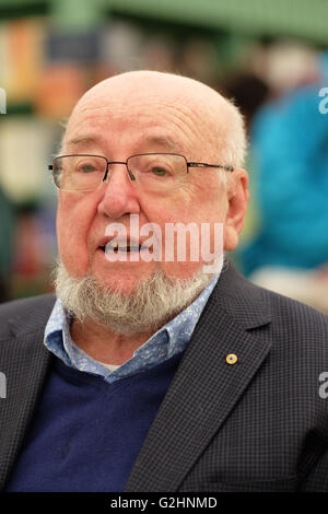 Festival di fieno, Wales, Regno Unito - Maggio 2016 - Autore Thomas Keneally presso il Festival di fieno per parlare del suo premio di Booker conquistando nuovi circa la vita di Oskar Schindler durante la Seconda Guerra Mondiale tiitled Schindler's Ark. Foto Stock