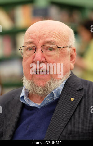 Festival di fieno, Wales, Regno Unito - Maggio 2016 - Autore Thomas Keneally presso il Festival di fieno per parlare del suo premio di Booker conquistando nuovi circa la vita di Oskar Schindler durante la Seconda Guerra Mondiale tiitled Schindler's Ark. Foto Stock
