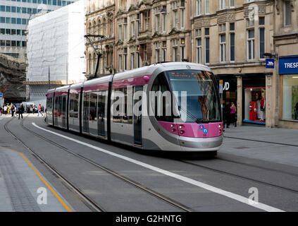 Il 31 maggio 2016. Birmingham, West Midlands, Inghilterra, Regno Unito. Un tram opera su la recente apertura del prolungamento della Midland Metro di New Street di Birmingham. Trasporto di passeggeri servizi ha iniziato su questa estensione linea sulla molla lunedì festivo. Credito: Colin Underhill/Alamy Live News Foto Stock