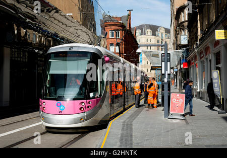 Il 31 maggio 2016. Birmingham, West Midlands, Inghilterra, Regno Unito. Un tram attende al Grand Central New Street fermata su la recente apertura del prolungamento della Midland Metro di New Street di Birmingham. Trasporto di passeggeri servizi ha iniziato su questa estensione linea sulla molla lunedì festivo. Credito: Colin Underhill/Alamy Live News Foto Stock