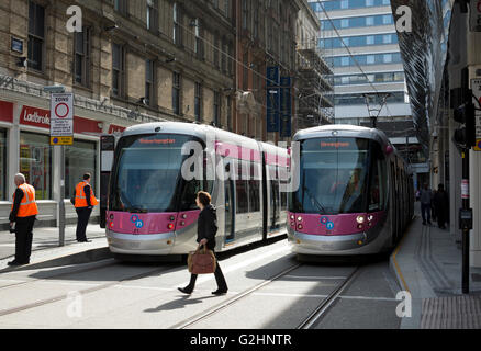 Il 31 maggio 2016. Birmingham, West Midlands, Inghilterra, Regno Unito. I tram di attendere alla Grand Central New Street fermata su la recente apertura del prolungamento della Midland Metro di New Street di Birmingham. Trasporto di passeggeri servizi ha iniziato su questa estensione linea sulla molla lunedì festivo. Credito: Colin Underhill/Alamy Live News Foto Stock