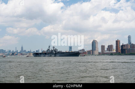 USS Bataan (LH5), un'anfibia Wasp-classe nave da assalto, lasciando New York dopo che è stato inserito per la Settimana della flotta sul fiume Hudson. Foto Stock