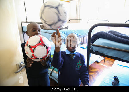 (160531) -- NAIROBI, Maggio 31, 2016 (Xinhua) -- ragazzi giocare con i loro palloni da calcio dato dall'ambasciata cinese in Kenya, a Thomas Barnados Casa dei bambini, Nairobi, in Kenya, il 31 maggio 2016. L'ambasciata cinese in Kenya il martedì hanno donato generi alimentari e forniture scolastiche per una casa dei bambini nella capitale Nairobi, precedendo di bambini del giorno di mercoledì. La casa dei bambini si prende cura di più di 500 bambini, con alcuni 200 di loro imbarco presso l'impianto. (Xinhua/Pan Siwei) Foto Stock