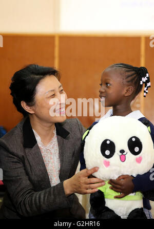 (160531) -- NAIROBI, Maggio 31, 2016 (Xinhua) -- Li Ping, moglie dell'ambasciatore cinese in Kenya, dà un panda giocattolo per una ragazza a Thomas Barnados Casa dei bambini, Nairobi, in Kenya, il 31 maggio 2016. L'ambasciata cinese in Kenya il martedì hanno donato generi alimentari e forniture scolastiche per una casa dei bambini nella capitale Nairobi, precedendo di bambini del giorno di mercoledì. La casa dei bambini si prende cura di più di 500 bambini, con alcuni 200 di loro imbarco presso l'impianto. (Xinhua/Pan Siwei) Foto Stock