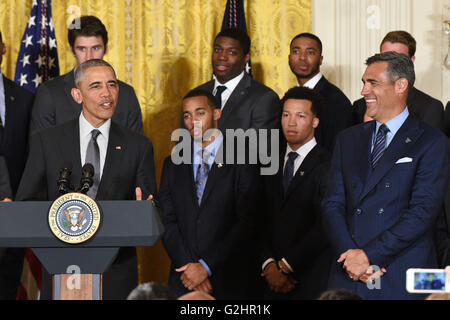 Washington, Distretto di Columbia, Stati Uniti d'America. 31 Maggio, 2016. Presidente degli Stati Uniti Barack Obama, con gli uomini del NCAA College Basketball Champions, Villanova University, nella Sala Est della Casa Bianca. Il Presidente Obama ha onorato il team per la loro realizzazione a vincere il campionato Credito: Ricky Fitchett/ZUMA filo/Alamy Live News Foto Stock