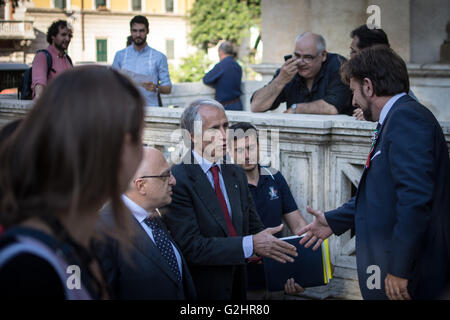 Alessandro Rindolfi (R) e Giovanni Malag (L) strette di mano durante la riunione del 2024 del comitato olimpico e architetti di Roma. Ordine degli architetti PPC di Roma e provincia e il comitato di Roma discutere le 2024 Olimpiadi e Paraolimpiadi invernali come un opportunità di ridisegnare la città, durante l'evento di formazione "Le Olimpiadi e le Paraolimpiadi invernali come il rinnovamento urbano opportunità." Dopo i saluti di Alessandro Ridolfi presidente dell'Ordine degli architetti PPC di Roma e provincia, Luca Cordero di Montezemolo Presidente di Roma 2024 Comitato parlare per la visione delle Olimpiadi e Luca Pancalli Vice Presid Foto Stock