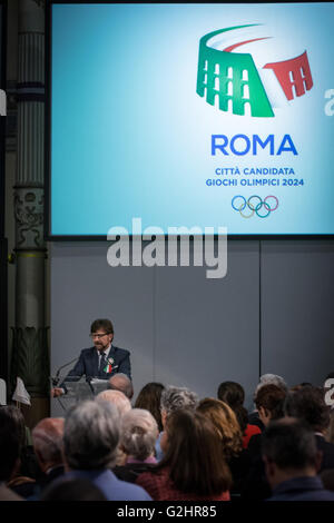 Alessandro Ridolfi, presidente dell'Ordine degli Architetti di Roma e provincia durante la riunione del 2024 del comitato olimpico e architetti di Roma. Ordine degli architetti PPC di Roma e provincia e il comitato di Roma discutere le 2024 Olimpiadi e Paraolimpiadi invernali come un opportunità di ridisegnare la città, durante l'evento di formazione "Le Olimpiadi e le Paraolimpiadi invernali come il rinnovamento urbano opportunità." Dopo i saluti di Alessandro Ridolfi presidente dell'Ordine degli architetti PPC di Roma e provincia, Luca Cordero di Montezemolo Presidente di Roma 2024 Comitato parlare per la visione delle Olimpiadi e Luca Foto Stock