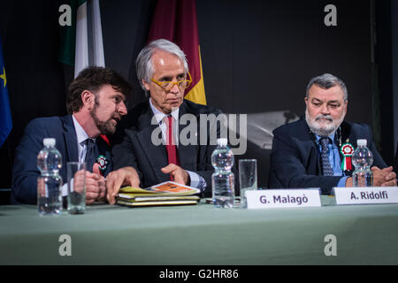 Alessandro Rindolfi (C) e Giovanni Malag (L) durante la riunione del 2024 del comitato olimpico e architetti di Roma. Ordine degli architetti PPC di Roma e provincia e il comitato di Roma discutere le 2024 Olimpiadi e Paraolimpiadi invernali come un opportunità di ridisegnare la città, durante l'evento di formazione "Le Olimpiadi e le Paraolimpiadi invernali come il rinnovamento urbano opportunità." Dopo i saluti di Alessandro Ridolfi presidente dell'Ordine degli architetti PPC di Roma e provincia, Luca Cordero di Montezemolo Presidente di Roma 2024 Comitato parlare per la visione delle Olimpiadi e Luca Pancalli Vice Presidente di Roma Foto Stock